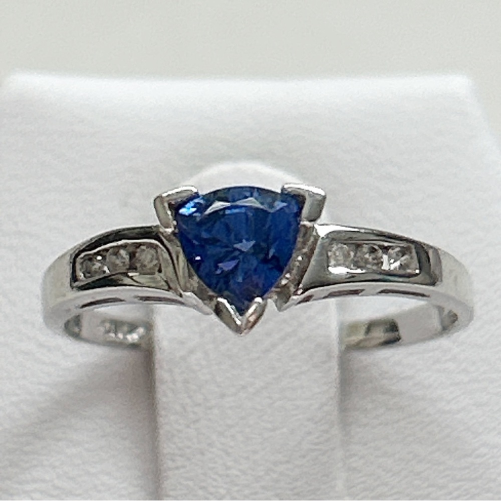 Stunning Violet Blue Trillion Tanzanite Diamond 14 Karat Gold Ring
